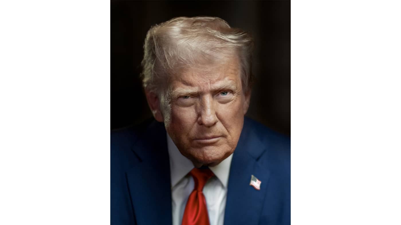 La Maison Blanche dévoile le nouveau portrait officiel du président Trump: NPR