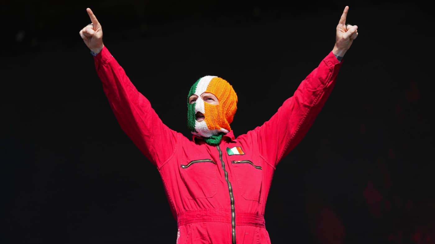 Le groupe de rap nord-irlandais Knecap, joue Glastonbury malgré la controverse: NPR