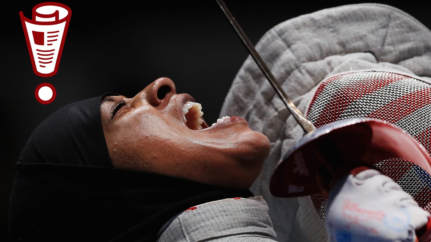Fencer Ibtihaj Muhammad discute de la supériorité du sabre et de devenir une Barbie