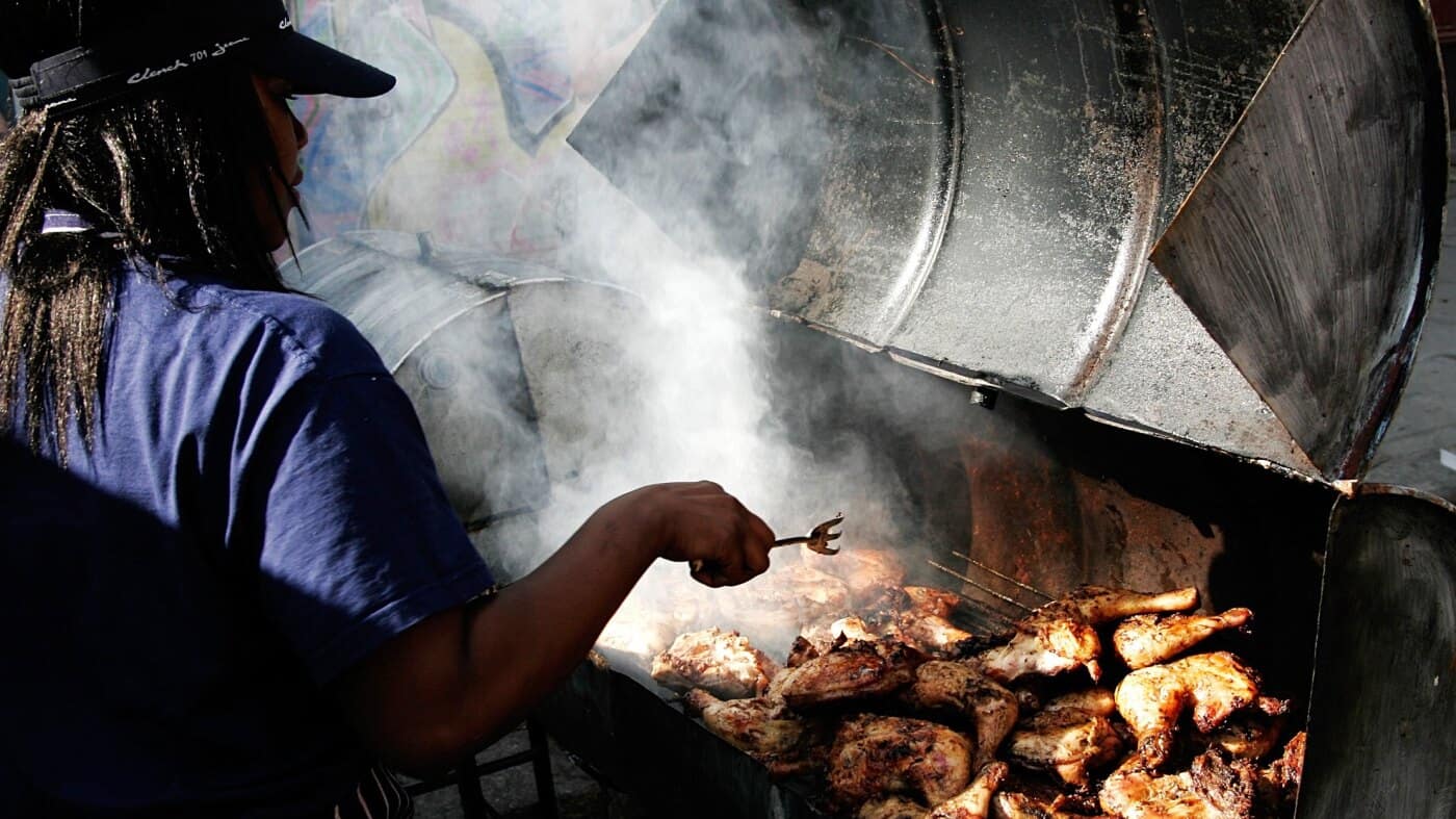 Le barbecue est omniprésent pour le 4 juillet. Voici son histoire d’origine: NPR