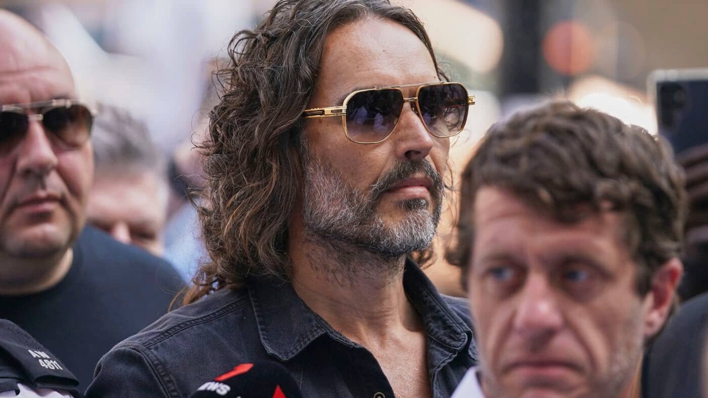 Le comédien Russell Brand a accordé une caution conditionnelle après un viol: NPR