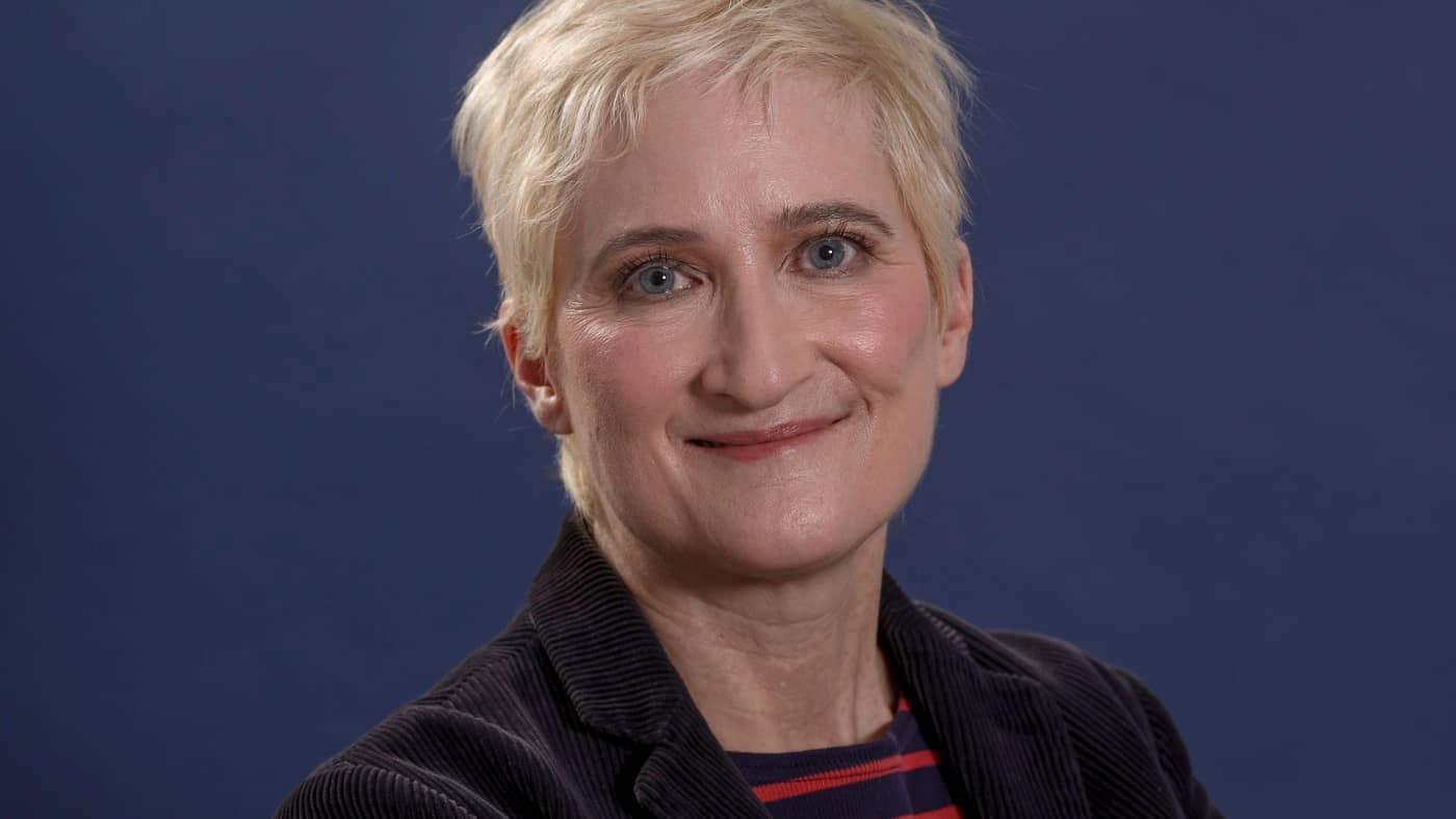 Jill Sobule, auteur-compositeur-interprète connu pour «  J’ai embrassé une fille  », meurt à 66: NPR