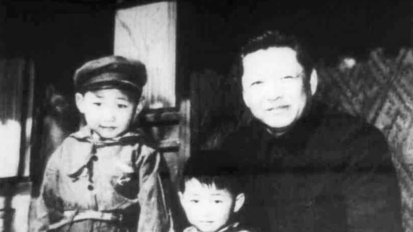 Dans «Les intérêts du parti viennent en premier», Joseph Torigian essaie de comprendre Xi Jinping à travers son père: NPR