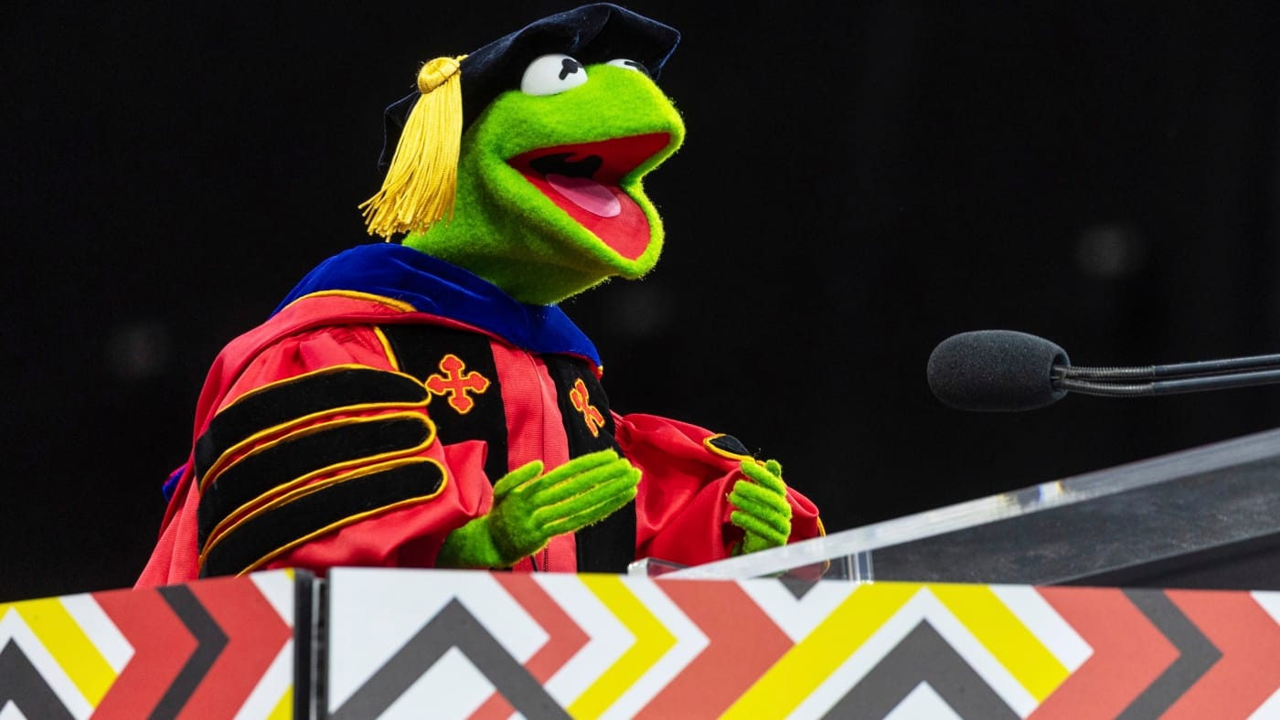 «  Sautez ensemble  », dit la grenouille Kermit dans l’adresse de l’Université du Maryland: NPR