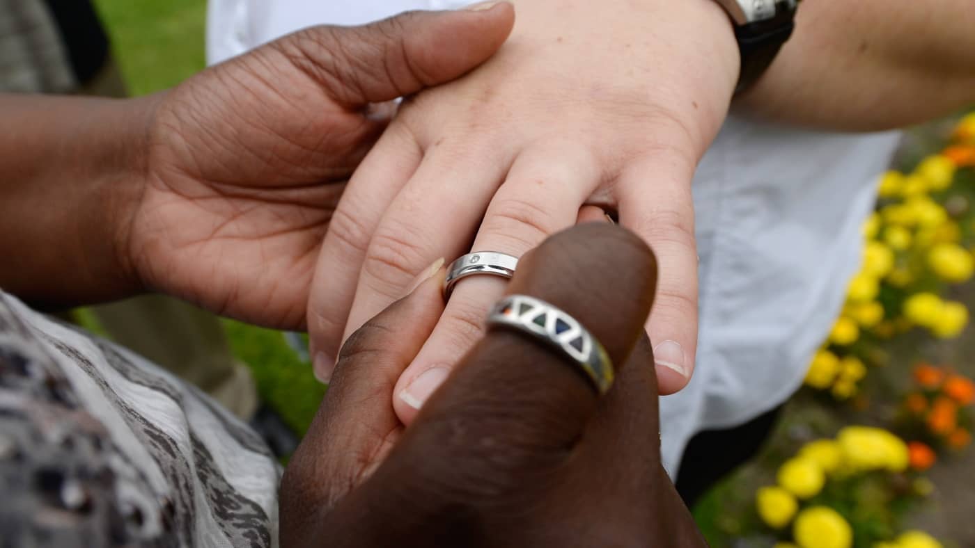 NPR veut entendre des couples interraciaux pour la journée d’amour: NPR