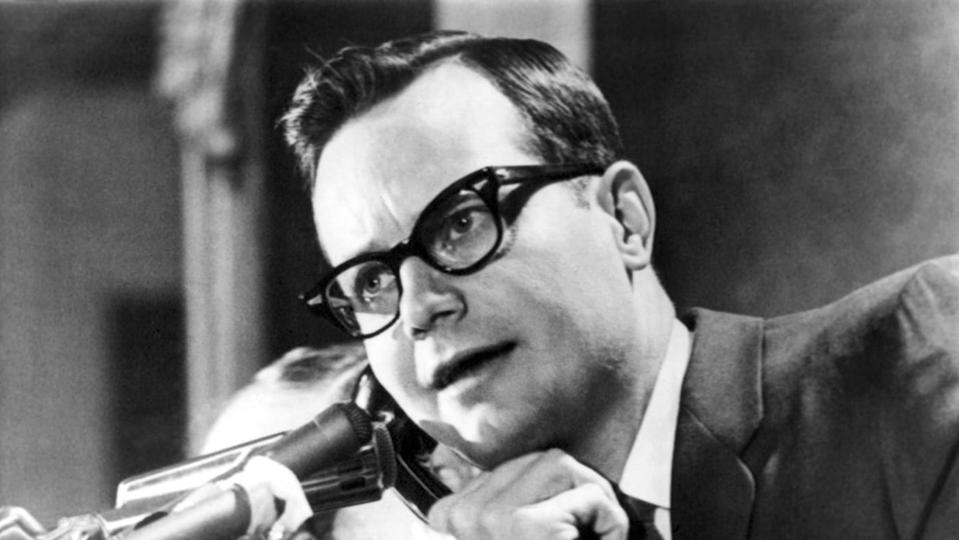 L’ancien secrétaire de presse devenu le journaliste de télévision Bill Moyers est mort à 91: NPR