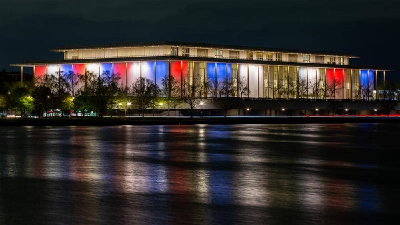Les sénateurs démocrates organisent une célébration de la fierté au Kennedy Center: NPR