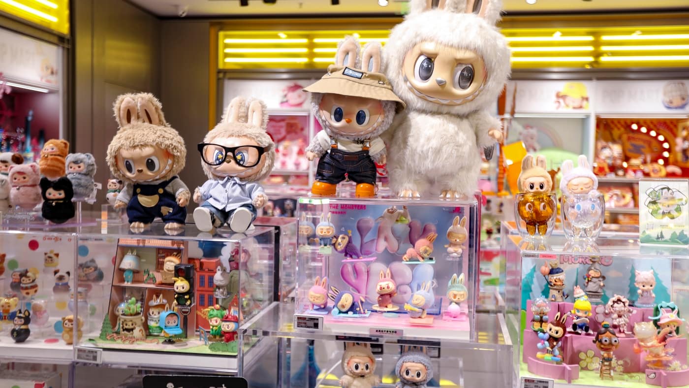 «Labubu» est un jouet en peluche qui provoque une frénésie. Voici son histoire d’origine: NPR